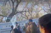 Водитель подрался с пассажиром на остановке в Караганде (ВИДЕО)