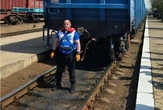 Силач из Кыргызстана установил рекорд, сдвинув 8 вагонов