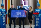 Тяжелоатлету вручили ключи от квартиры в Караганде (ВИДЕО)