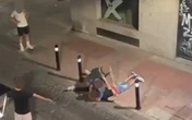 Полицейский задушил вора телефона на глазах прохожих в Испании (ВИДЕО)