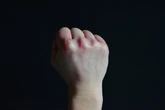 Пьяный фанат "Барыса" устроил драку на матче КХЛ из-за шайбы (ВИДЕО)