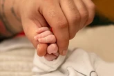 Женщина с ножом набросилась на мужчину с младенцем в Кыргызстане