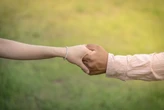 Поцелуй руки признали сексуальным нападением в Испании