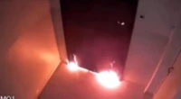 Поджог двери квартиры попал на видео в Алматы