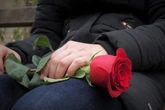 Интернет-знакомство обернулось угрозами и грабежом в Алматы