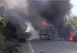 Автобус столкнулся с бензовозом в Индонезии: погибли 16 человек