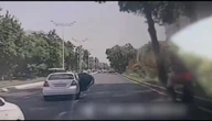 Девушка выпрыгнула из движущегося автомобиля