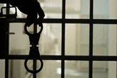 Мужчина схватил женщину за грудь и начал кричать
