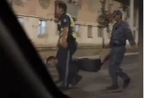 Полицейские вынесли мужчину за руки и ноги в Атырау (ВИДЕО)