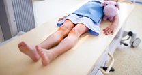 「ベッドで跳ね回る少女」映像の衝撃…HPVワクチンは「薬害ではない」と認定された後も親が子どもへの接種をためらう現実