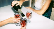 「人類」が「酒」と出会ったのは「霊長類」との「果実争奪戦」に「敗北」したからという「衝撃の事実」に「仰天」！