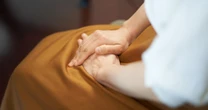 55歳独身女性、同居の両親を介護しつづけた果ての「厳しすぎる現実」…「家を失うかもしれない」不安に襲われたワケ