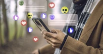あなたのLINEも「おじさん構文」とバカにされているかも…SNSに慣れていない大人世代が送ってしまう”イタいメッセージ”の特徴