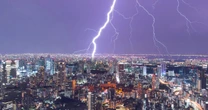 サッカーの試合「雷かも」の曇り空で中止にする？専門家に聞く「3つの落雷対策」