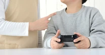 小4息子の友達が悪ふざけでグラスを割った…報告したママ友から返ってきた「予想外の一言」