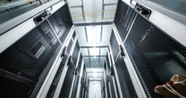 政府のグリーン政策がAI革命を阻害する