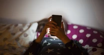 「親の行動がカギを握る…」スマホ依存で暴れる子どもたちの背後には、保護者が目の前でスマホを使う姿が…。