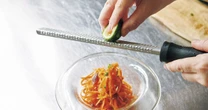 使い道が多い！ 料理のプロたちが「自宅の冷蔵庫に必ず常備している食材」
