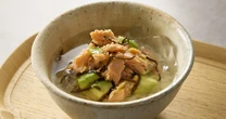 レンチンで簡単！暑い夏に食べたいおすすめ爆速レシピ「鮭とアボカドのひんやり茶漬け」
