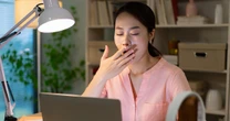 英語で「眠くなってきた」は何て言う？ 眠気が襲ってきたときに役立つ英語表現