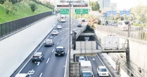 事故が起きたのは上り線なのに、下り線でも渋滞が発生する意外な理由…人や物の流れを支える首都高会社「交通管制室」の24時間