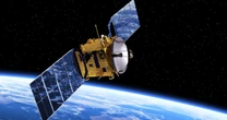 【難解クイズ】「人工衛星」が地球に落ちてこないのはなぜ？ その「意外な理由」【物理】