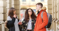 英語で「行けたら行くよ」は何て言う？ 「誘いを断らず保留にする」ときの英語表現