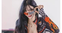 「ケタ違いの圧倒的美貌で視線独占…！」韓国モデル美女ミン・ハンナ《大胆谷間×超ミニ丈の最強レースクイーン姿》にネット熱狂