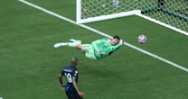 8月からサッカーのルールが変わる！　どうするゴールキーパー？