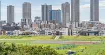 「鼻を突くような強烈な悪臭」を放ち、真昼間から公園でカップ酒を煽る…地面師に狙われた女性地主の「変わり果てた姿」