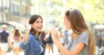 英語で「そろそろ行かなくちゃ」は何て言う？ 時間がないときに役立つ英語表現