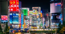戦後日本・新宿で「ヤミ市」が発展した「納得の理由」…敗戦5日後に開かれたヤミ市を仕切った「組」や「禁制品の売り方」