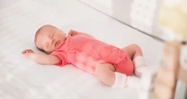 科学的にも正しい「寝る子は育つ」、実は人間の「進化の産物」だった…！