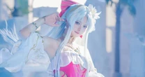 「二次元超えの圧倒的ビジュ…！」中国美女コスプレイヤー・シェリー《美ボディライン際立つ水着グラビア》が大反響