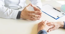 もし健診でがんが見つかったらどうする？…治療で寿命を縮めるか、がんと共存する人生か