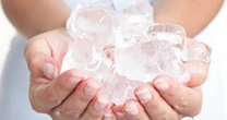 【難解クイズ】「0℃の氷」と「0℃の木」、氷のほうが冷たく感じるのはなぜ？ 【物理】