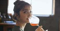 「料理が天才的に美味しい」佐々木希がお気に入りレストランで仲よしシェフとほろ酔いトーク
