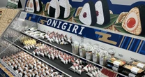 「コンビニおにぎり」米不足でもインバウンド人気止まらず…「300円越え」も当たり前となったワケ