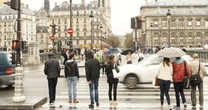 「フランス人は雨の日に傘をささない」は本当？ パリで見た「雨の日」のリアル