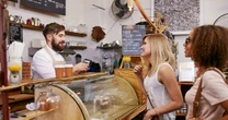 英語で「氷を少なめで」「ミルク多めで」は何て言う？ 少なめ・多めの英語表現