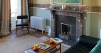 家具のテイストはバラバラがいい。イギリス人の部屋はなぜモノが多くても素敵なのか