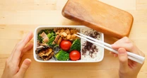 夏のお弁当作りで「やってはいけない」危険行為…傷みにくいおかずと調理のポイントを解説