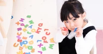 子どもに早期の「英語教育」は必要か？「多言語教育」の効果はあるが…気をつけたい「落とし穴」
