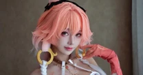 「清楚×大胆露出の最強すぎるコンボ！」中華美女コスプレイヤー・角色扮演《胸元あらわな衝撃グラビア》に称賛の声