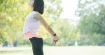 首や肩のこりにも効く！スマホの使いすぎをほぐして高血圧を防ぐ「たった１分間の簡単ストレッチ」