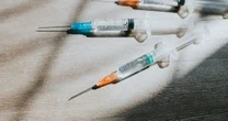 新型コロナワクチンは「史上最大の薬害」…コロナワクチン関連死は「過去すべての」ワクチン関連死より６倍以上多いことが判明