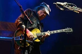 Rocker Neil Young kap weer na Trump in nuwe liedjie