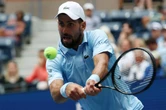 Djokovic in derde ronde nadat hy eerste stel verloor