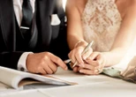 PEILING | ’n Getroude man mag nou sy vrou se van aanneem. Wat dink jy?