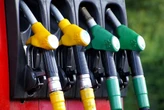 Petrol effe duurder, diesel effe goedkoper in Oktober